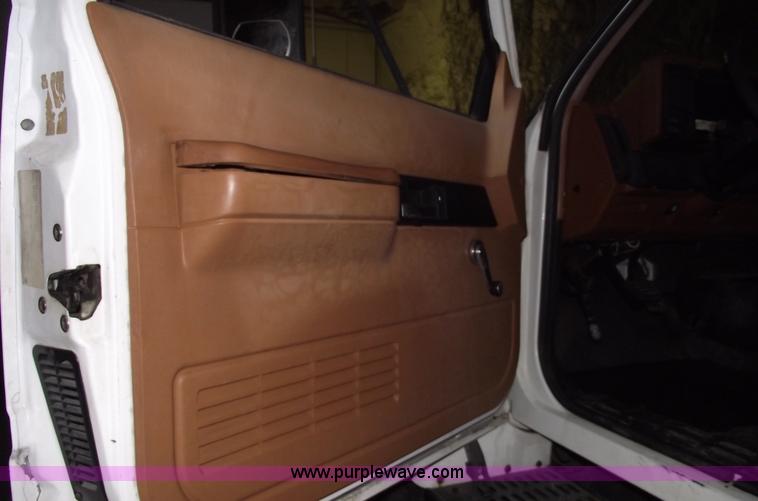 image for item 5525 1990 Chevrolet Kodiak box truck