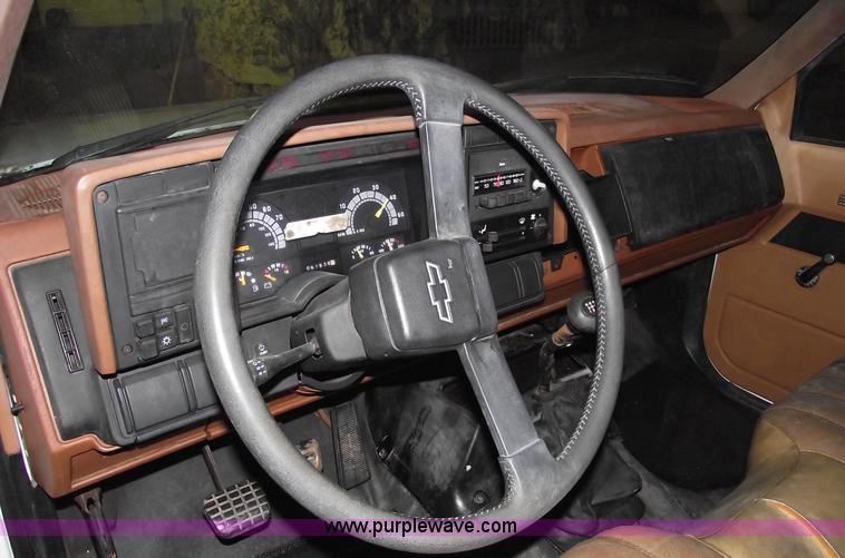 image for item 5525 1990 Chevrolet Kodiak box truck