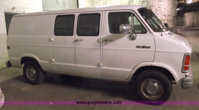 image for item 5532 1992 Dodge Ram B250 cargo van