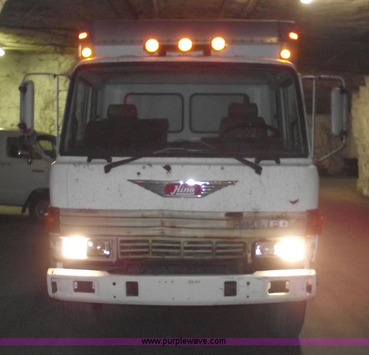 image for item 5551 1986 Hino FD cab over box truck