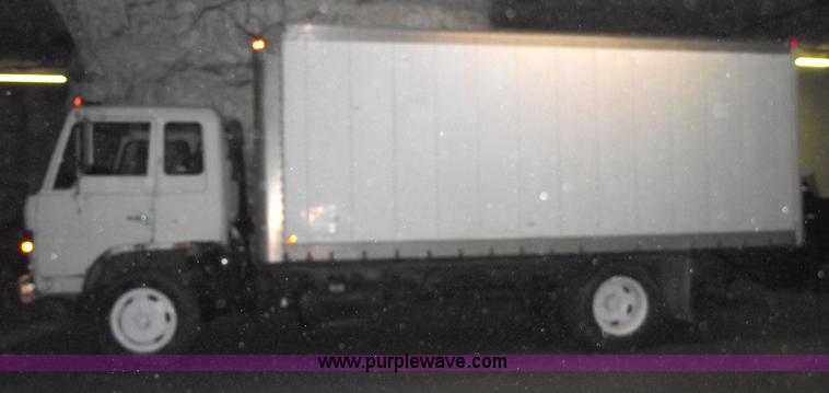 image for item 5551 1986 Hino FD cab over box truck