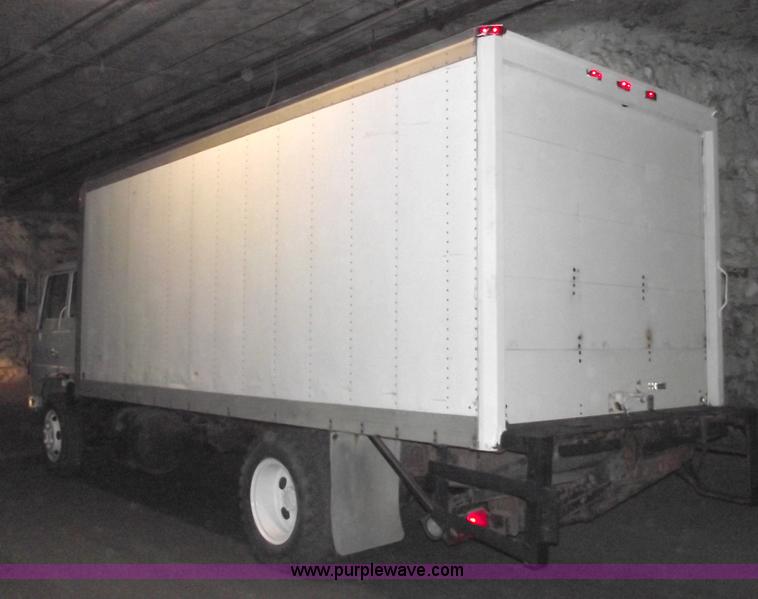image for item 5551 1986 Hino FD cab over box truck