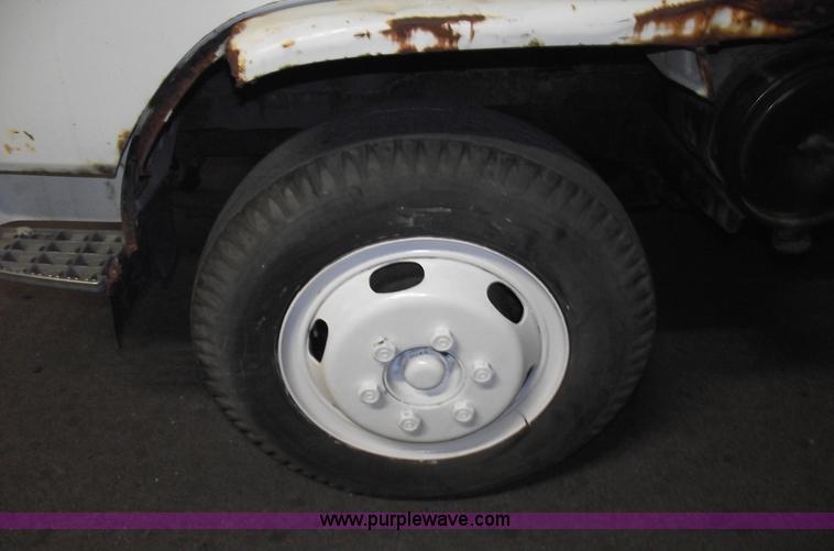 image for item 5551 1986 Hino FD cab over box truck