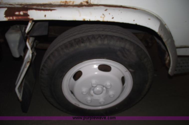 image for item 5551 1986 Hino FD cab over box truck