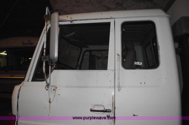 image for item 5551 1986 Hino FD cab over box truck