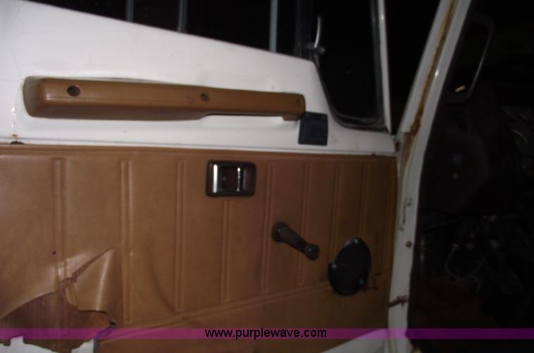 image for item 5551 1986 Hino FD cab over box truck