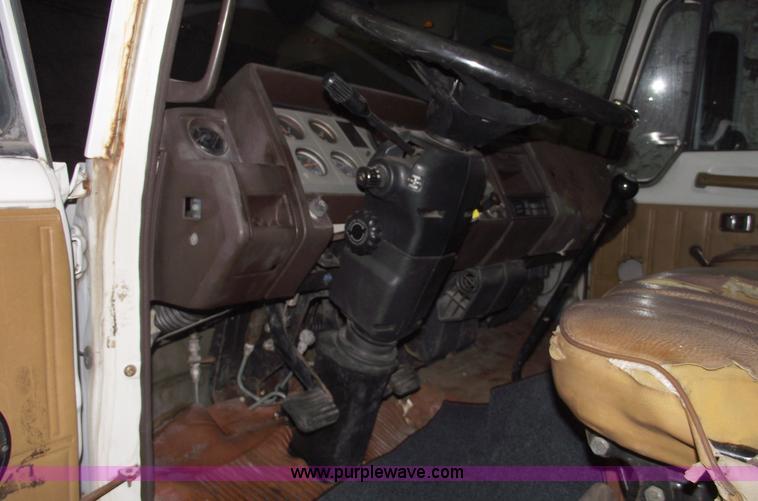 image for item 5551 1986 Hino FD cab over box truck