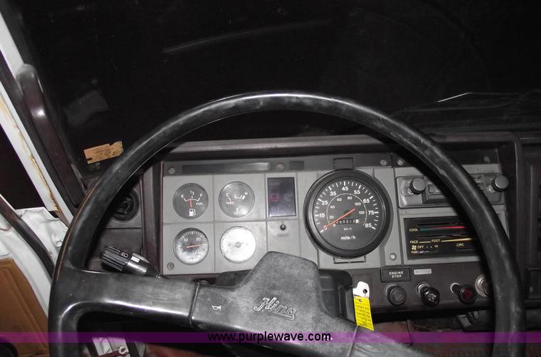 image for item 5551 1986 Hino FD cab over box truck