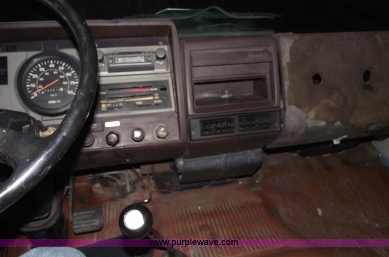 image for item 5551 1986 Hino FD cab over box truck