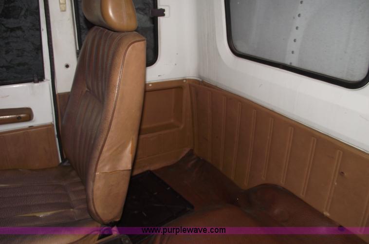 image for item 5551 1986 Hino FD cab over box truck