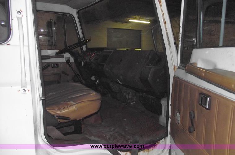 image for item 5551 1986 Hino FD cab over box truck