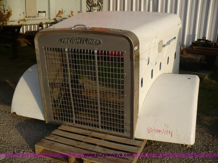 image for item 5895 1986 Freightliner hood