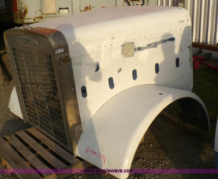 image for item 5895 1986 Freightliner hood