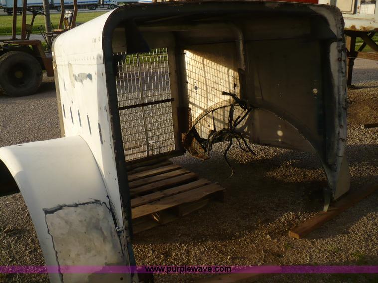 image for item 5895 1986 Freightliner hood