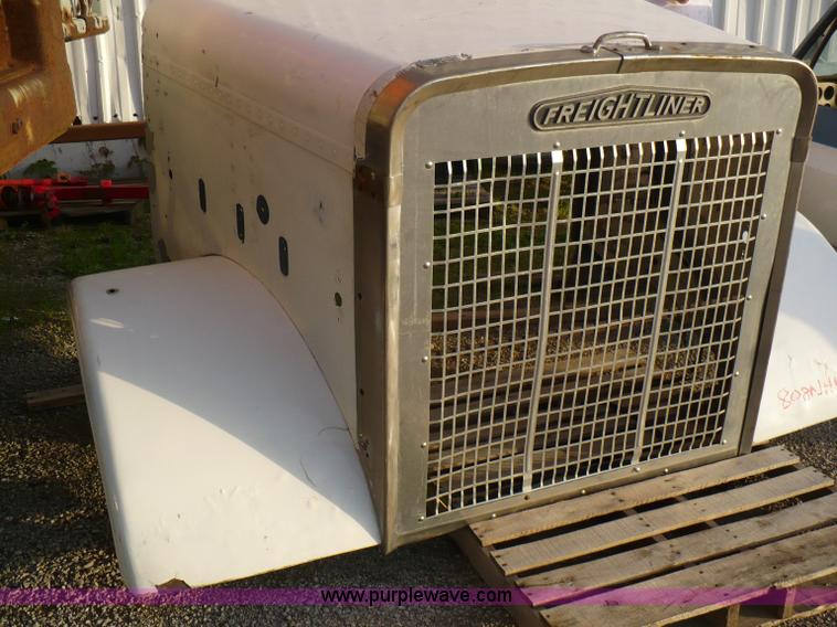 image for item 5895 1986 Freightliner hood