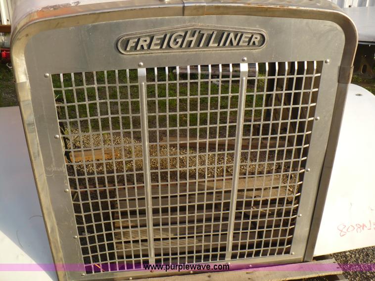 image for item 5895 1986 Freightliner hood