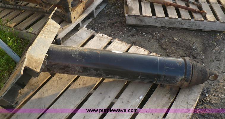 image for item 5896 Dump truck bed hydraulic cylinder