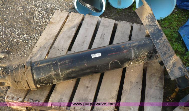 image for item 5896 Dump truck bed hydraulic cylinder