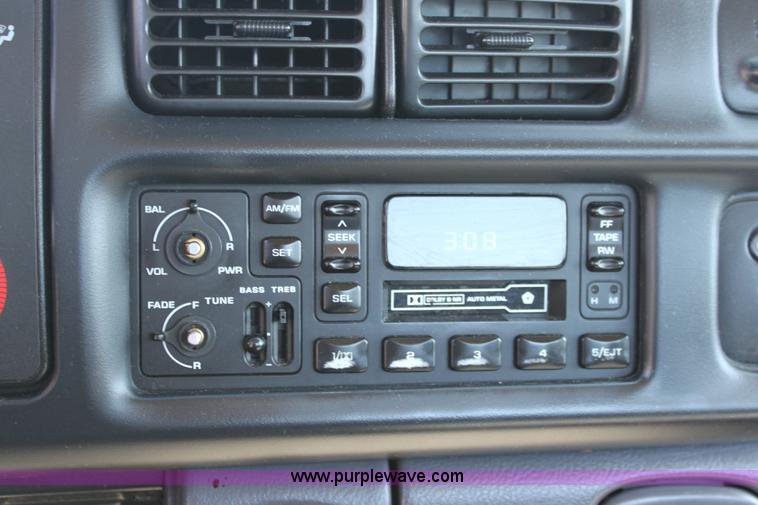 image for item 6438 1998 Dodge Ram 1500 pickup truck