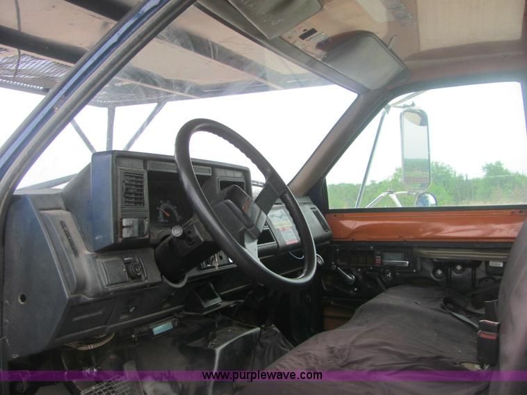 image for item 6956 1998 GMC C7500 bucket truck