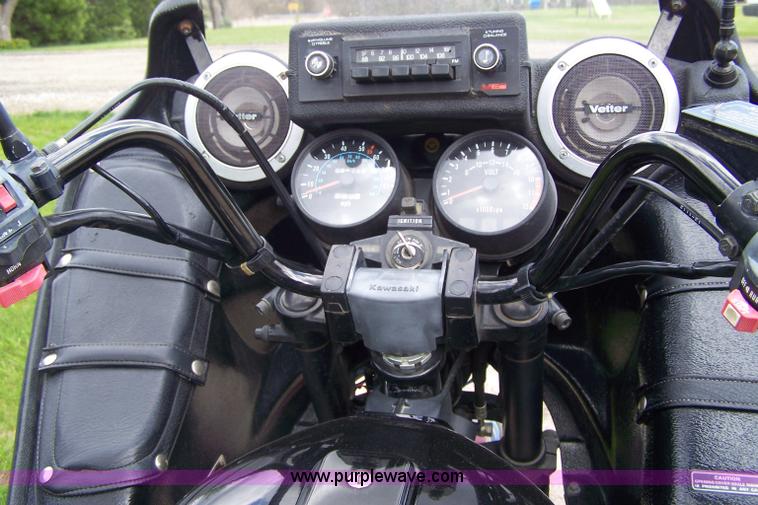 image for item 7421 1982 Kawasaki KZ 750 motorcycle