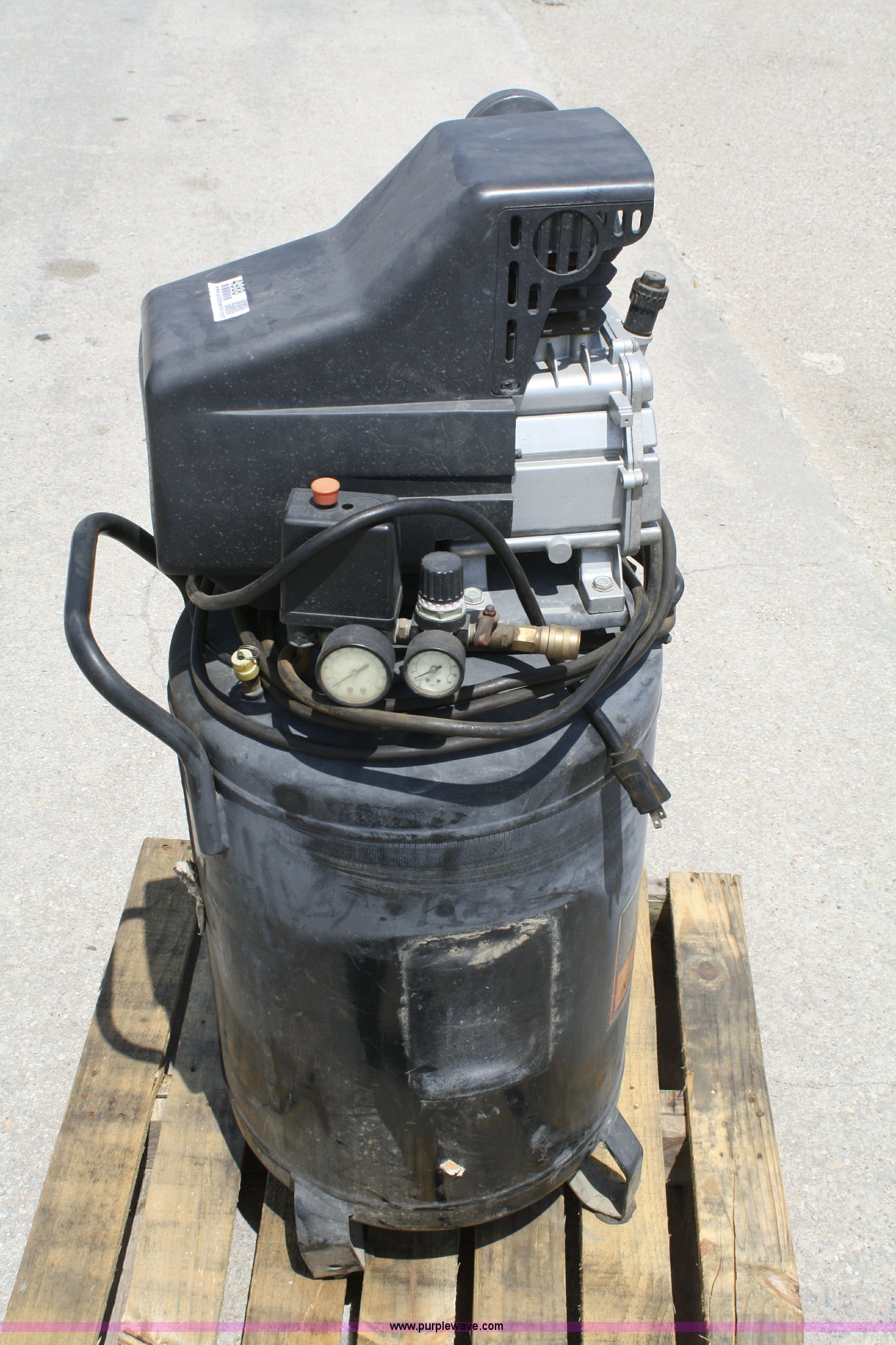 Central pneumatic 21 gallon air compressor in Topeka, KS | Item 4988