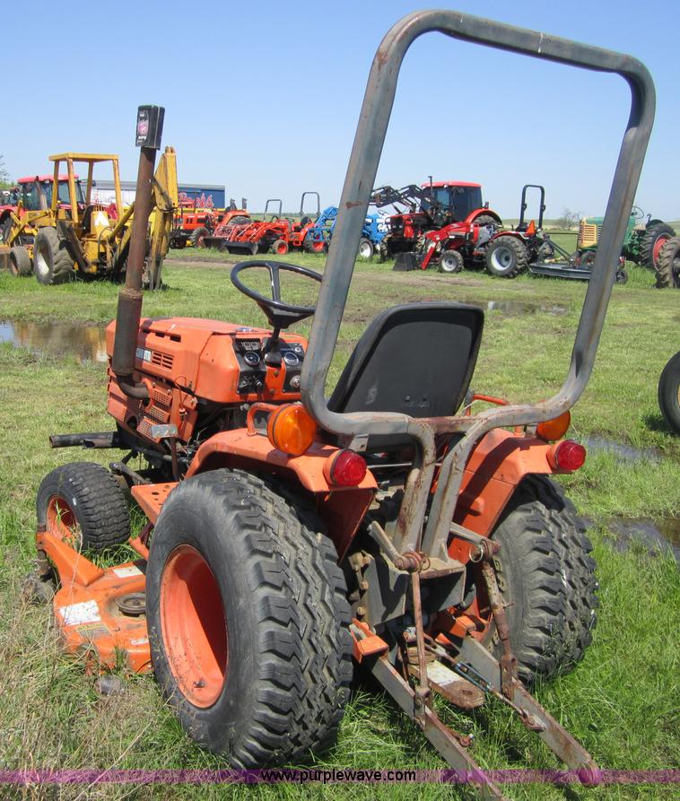 image for item 3688 Kubota B6200 HST lawn tractor