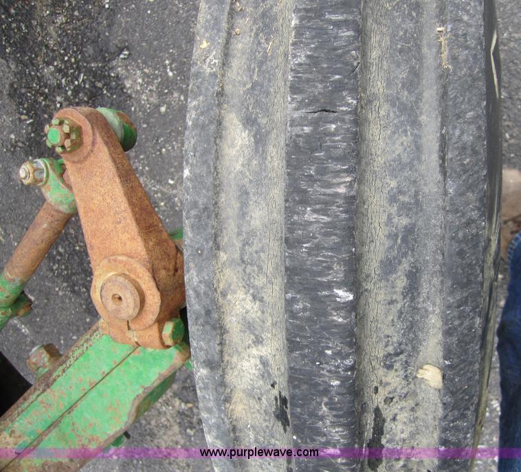 image for item 3739 John Deere 1520 tractor