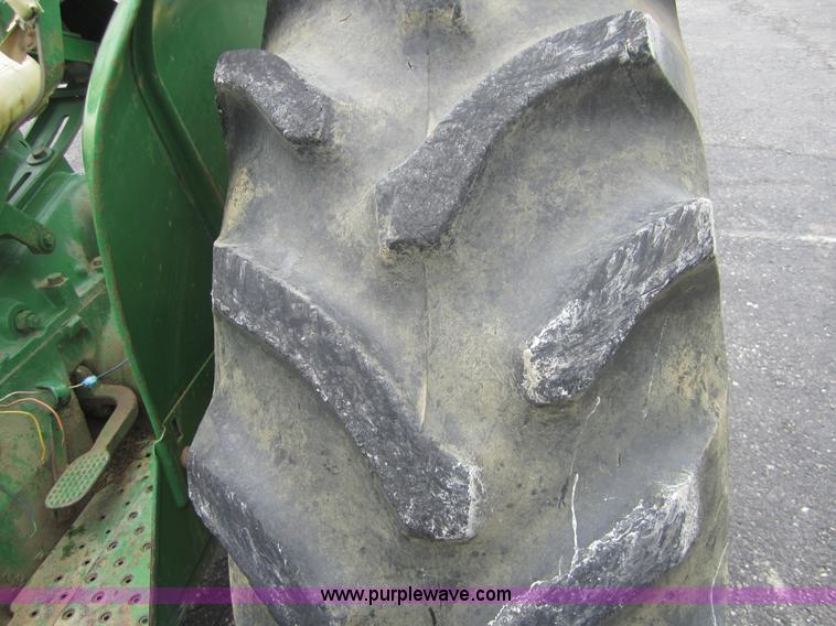 image for item 3739 John Deere 1520 tractor