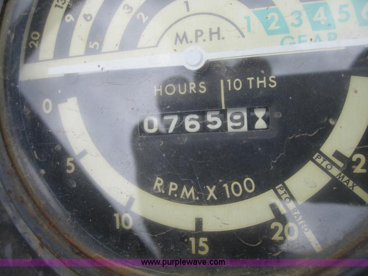 image for item 3739 John Deere 1520 tractor