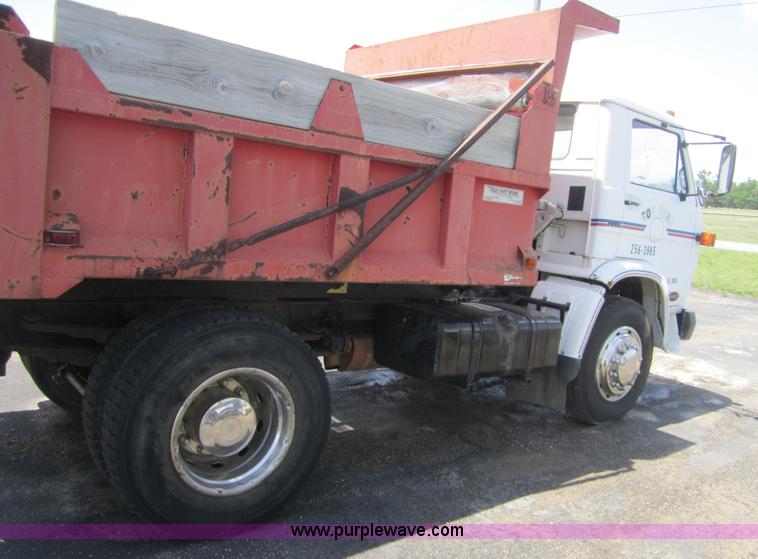 image for item 3742 1991 Peterbilt 265 dump truck