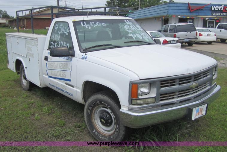 image for item 3746 1999 Chevrolet C2500 pickup truck