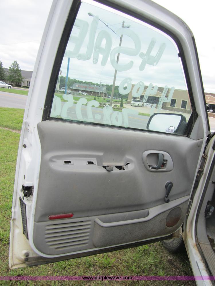image for item 3746 1999 Chevrolet C2500 pickup truck