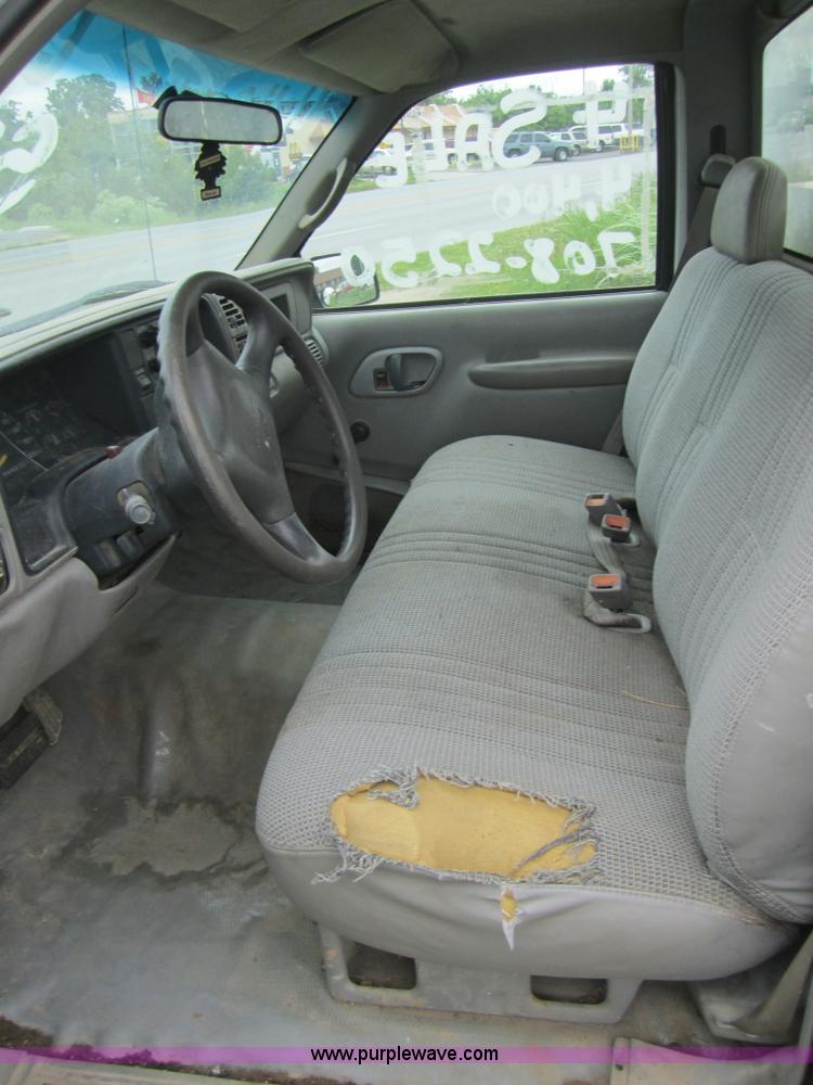 image for item 3746 1999 Chevrolet C2500 pickup truck