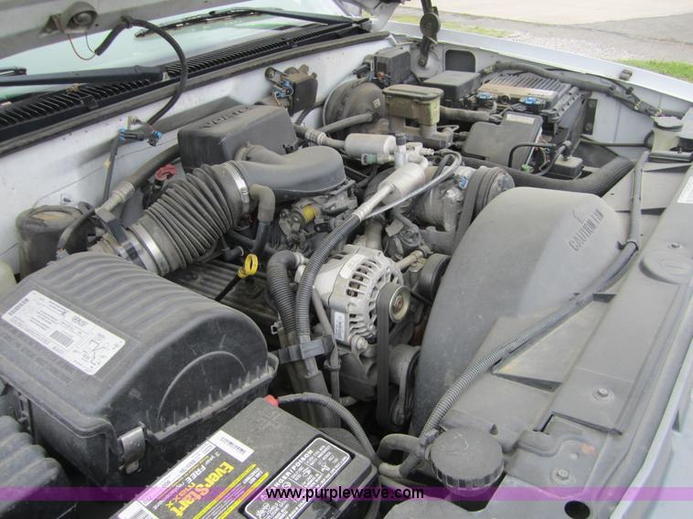 image for item 3746 1999 Chevrolet C2500 pickup truck