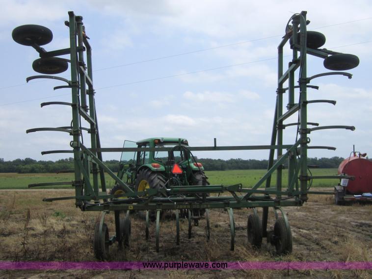 image for item 3759 John Deere 1600 36' chisel