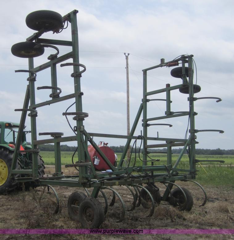 image for item 3759 John Deere 1600 36' chisel