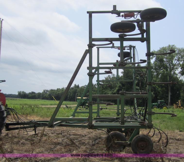 image for item 3759 John Deere 1600 36' chisel