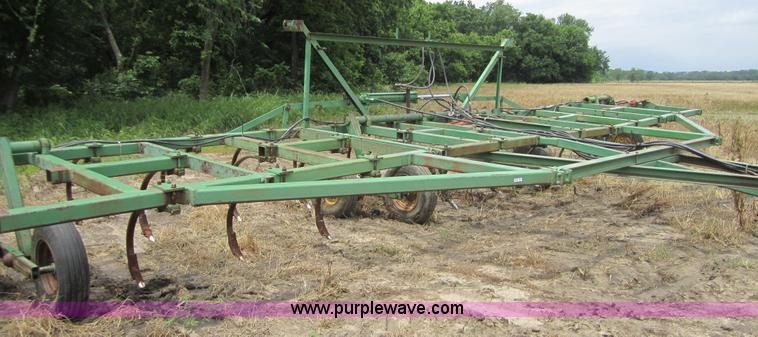 image for item 3759 John Deere 1600 36' chisel