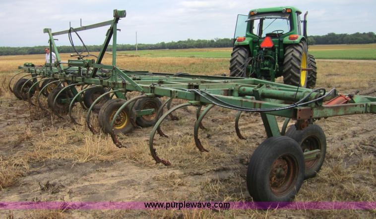 image for item 3759 John Deere 1600 36' chisel