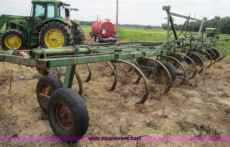 image for item 3759 John Deere 1600 36' chisel