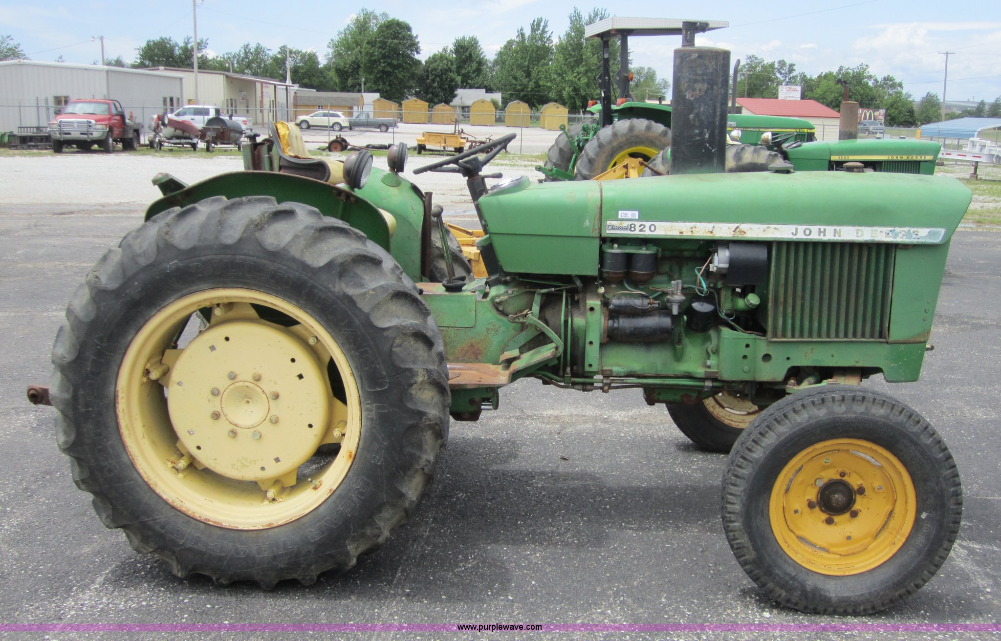 John Deere 820 tractor in Grove, OK Item 3740 sold Purple Wave