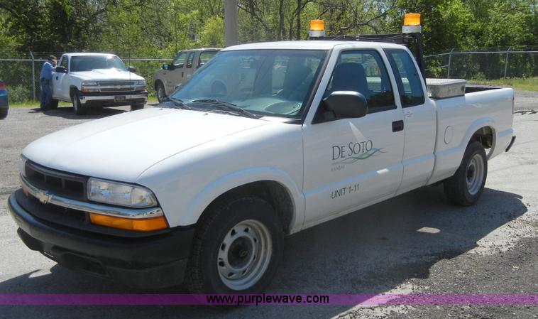 image for item 2222 2001 Chevrolet S10 pickup truck