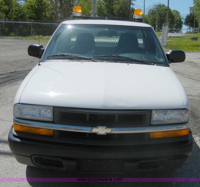 image for item 2222 2001 Chevrolet S10 pickup truck