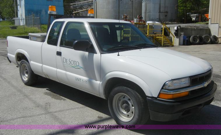 image for item 2222 2001 Chevrolet S10 pickup truck