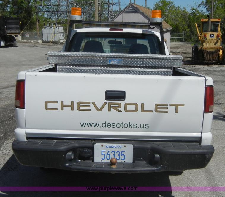 image for item 2222 2001 Chevrolet S10 pickup truck