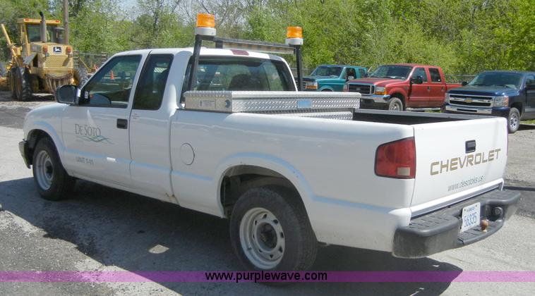image for item 2222 2001 Chevrolet S10 pickup truck