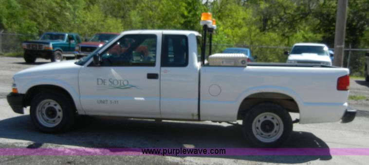 image for item 2222 2001 Chevrolet S10 pickup truck