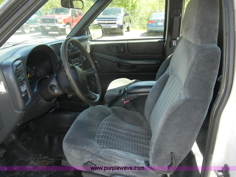 image for item 2222 2001 Chevrolet S10 pickup truck