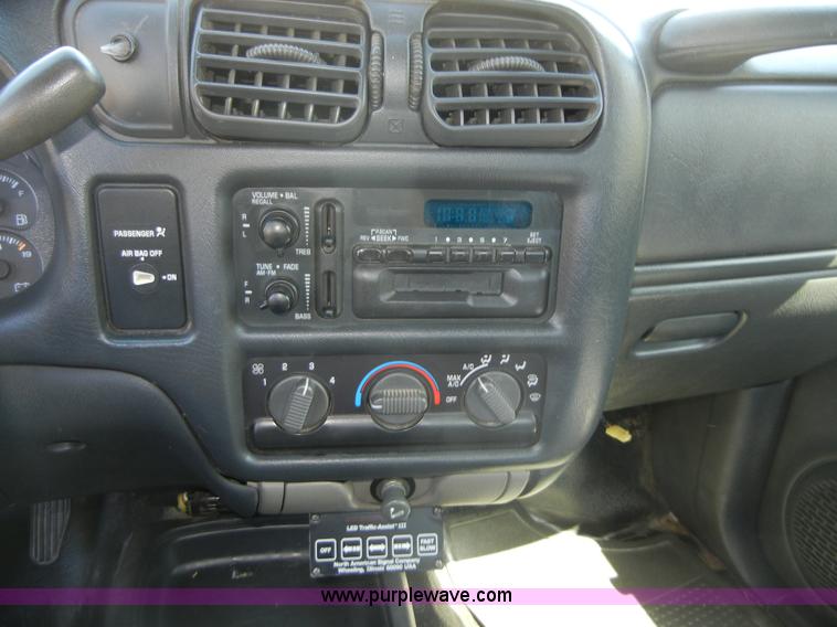 image for item 2222 2001 Chevrolet S10 pickup truck